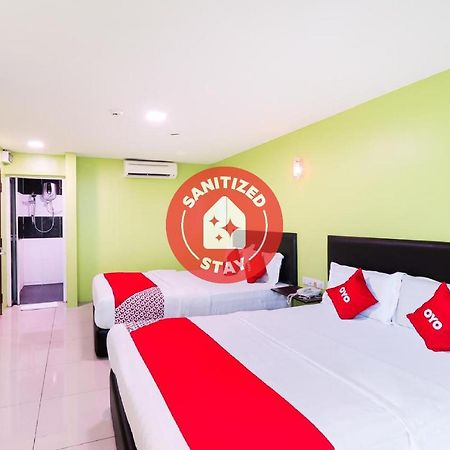 Oyo 89665 Royale City Hotel Szepang Kültér fotó