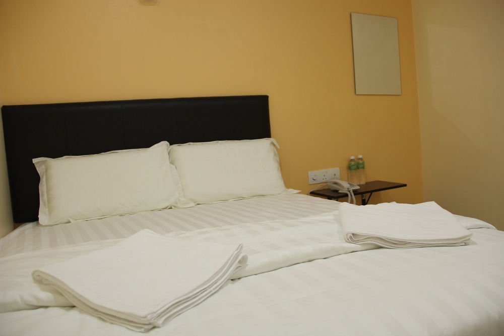 Oyo 89665 Royale City Hotel Szepang Kültér fotó