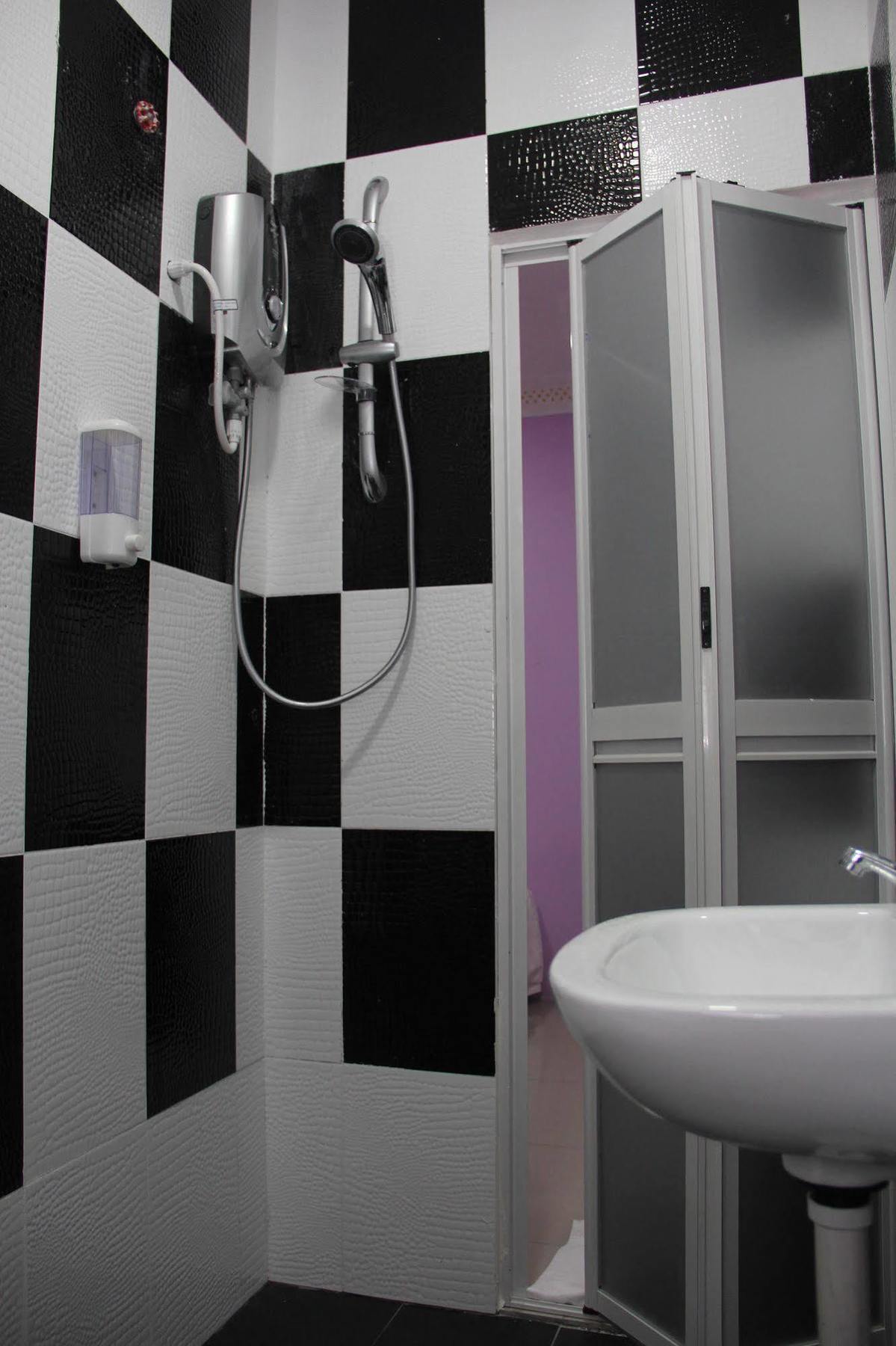 Oyo 89665 Royale City Hotel Szepang Kültér fotó