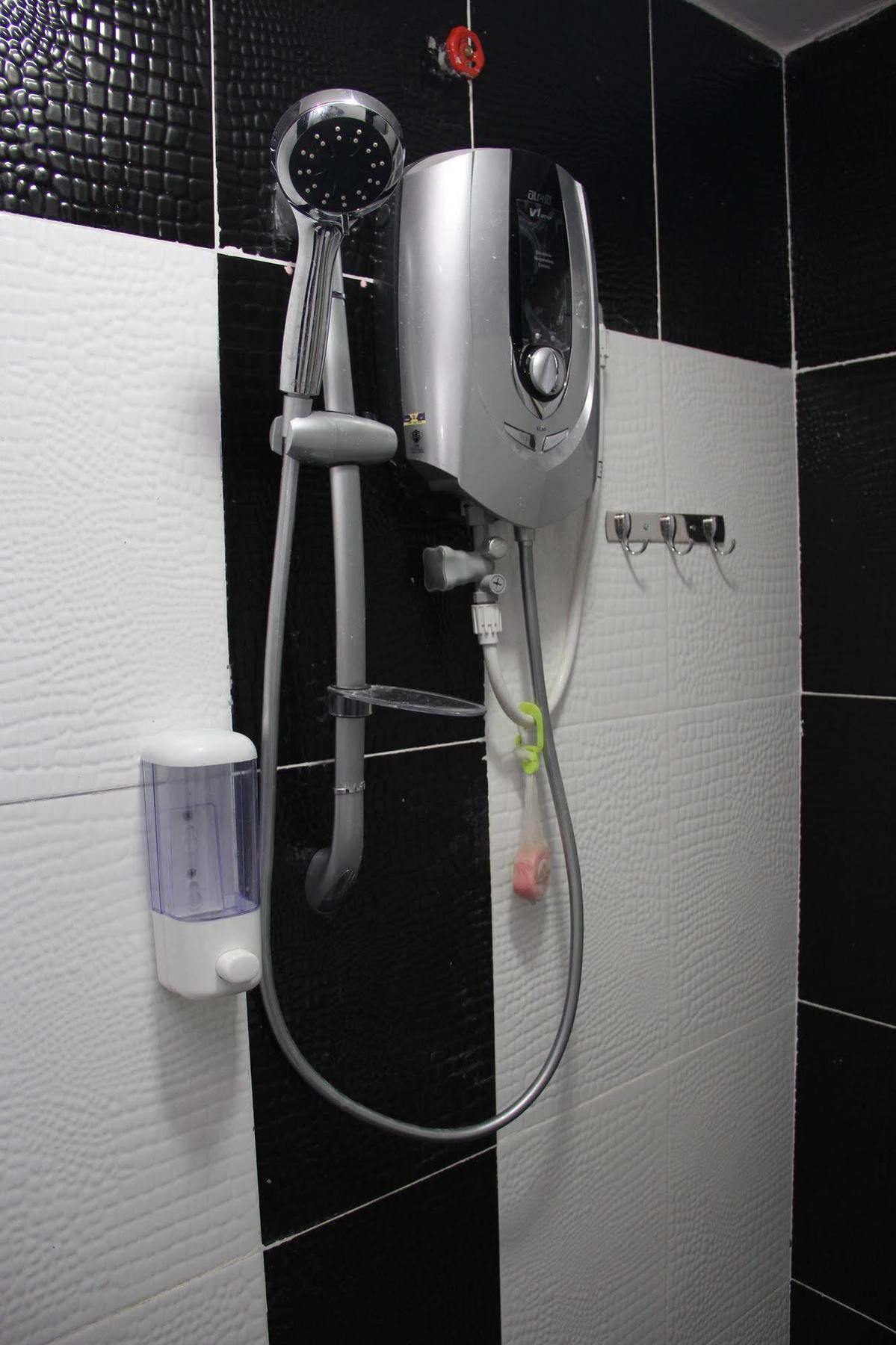 Oyo 89665 Royale City Hotel Szepang Kültér fotó
