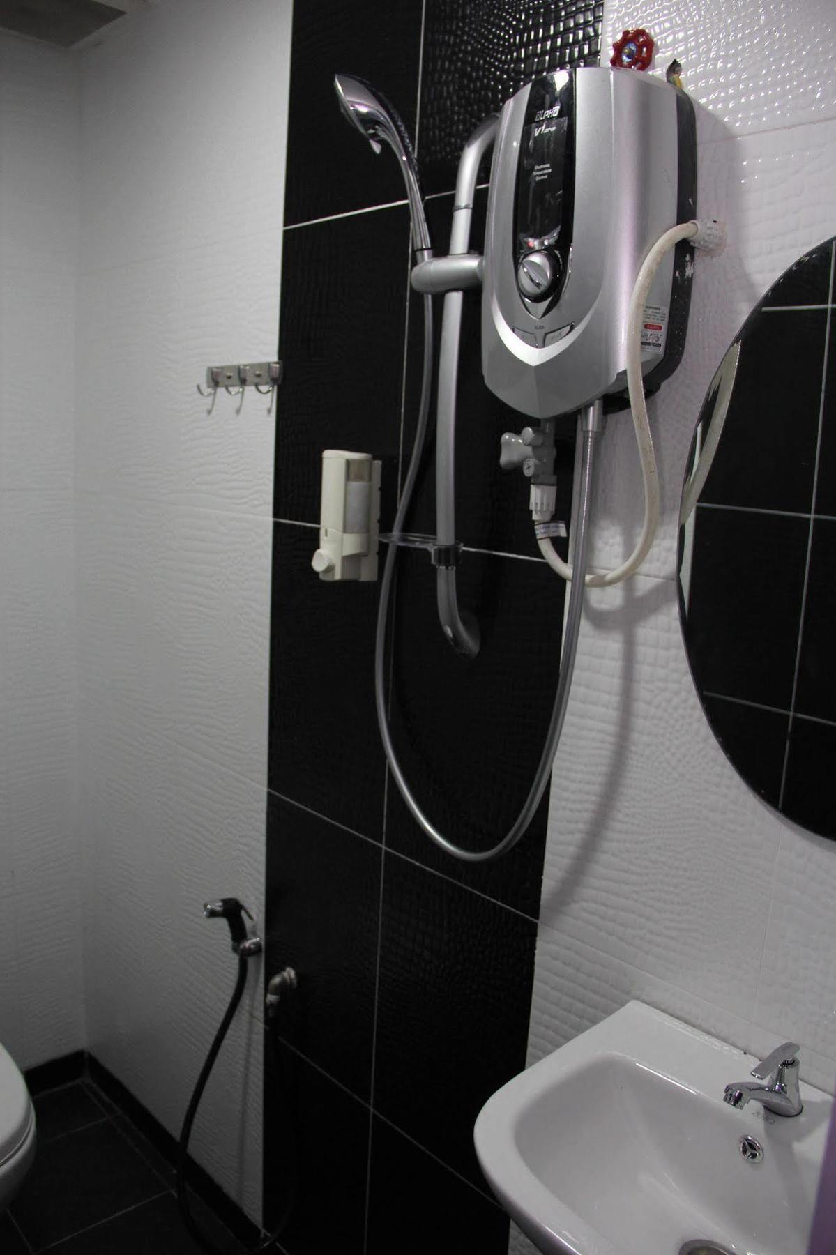 Oyo 89665 Royale City Hotel Szepang Kültér fotó