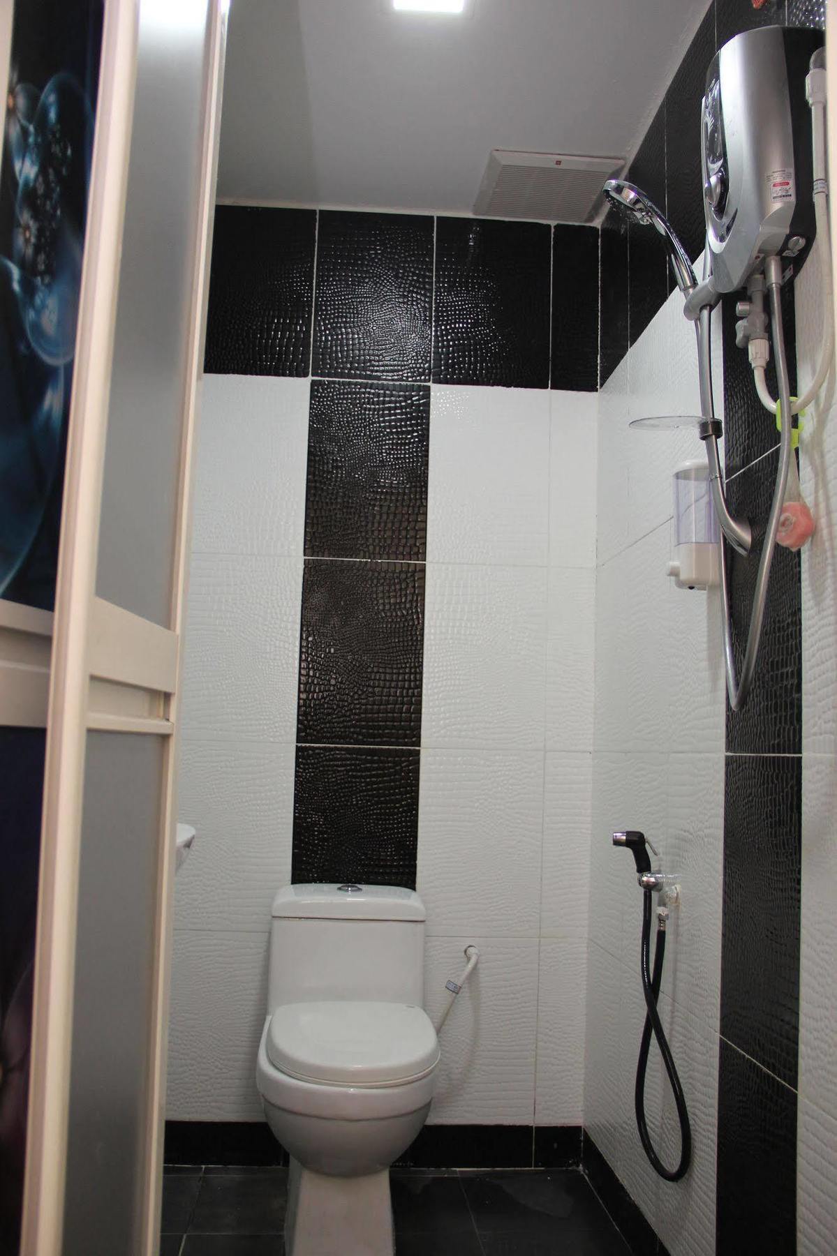 Oyo 89665 Royale City Hotel Szepang Kültér fotó