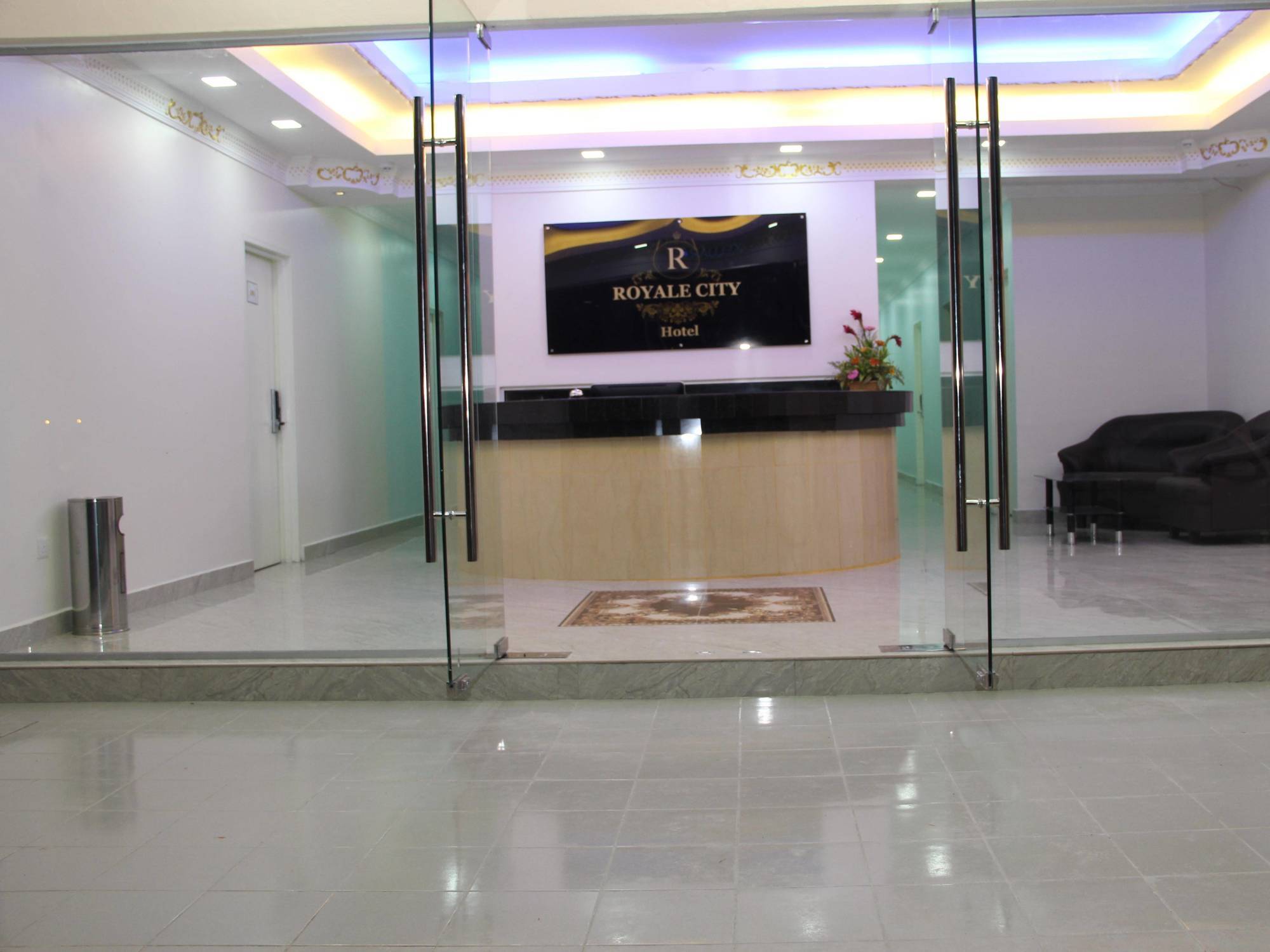 Oyo 89665 Royale City Hotel Szepang Kültér fotó