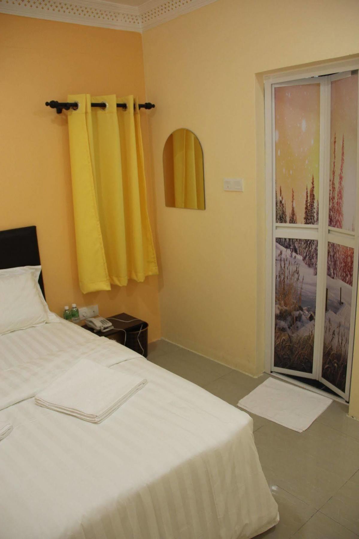 Oyo 89665 Royale City Hotel Szepang Kültér fotó