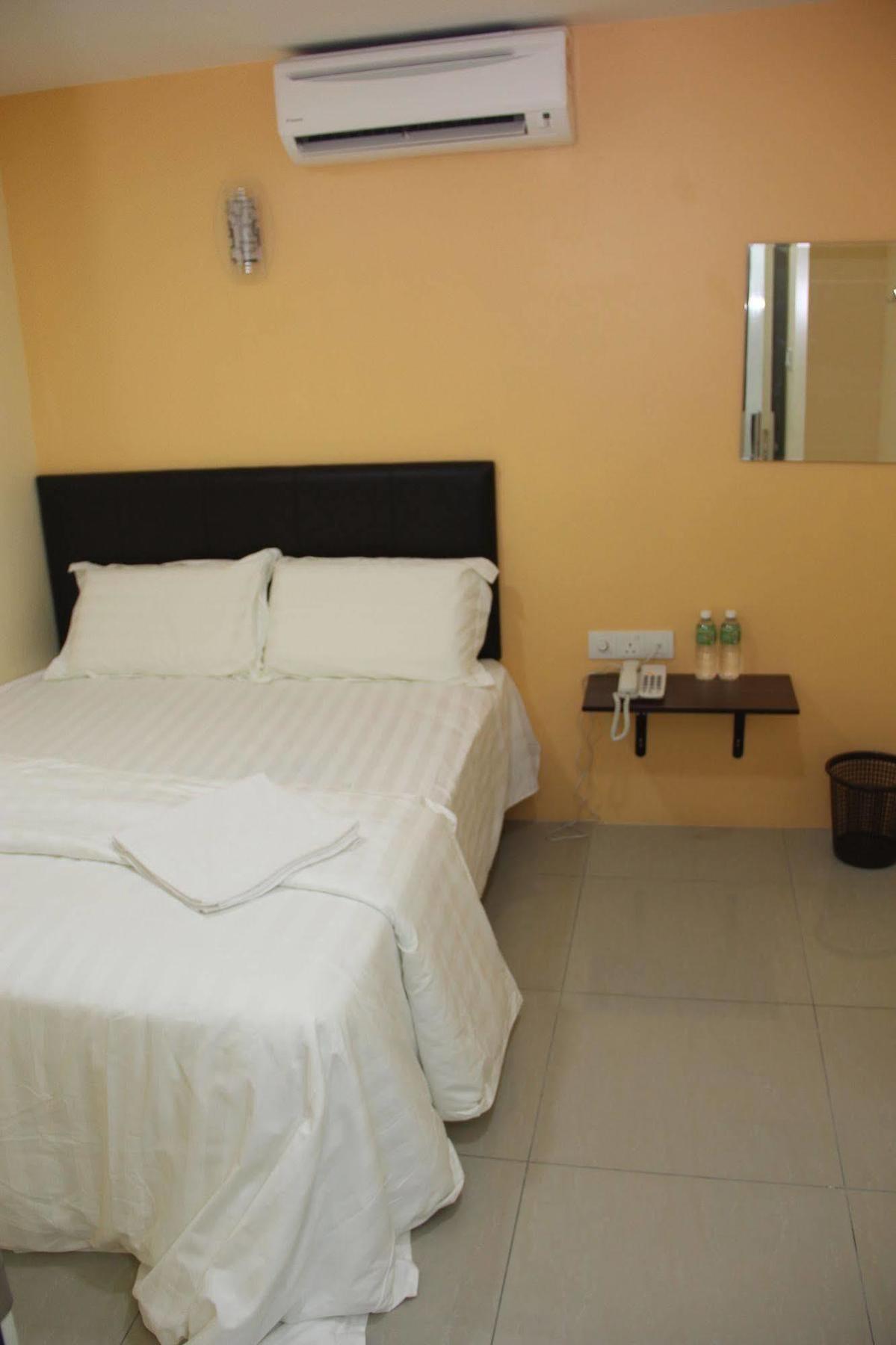 Oyo 89665 Royale City Hotel Szepang Kültér fotó