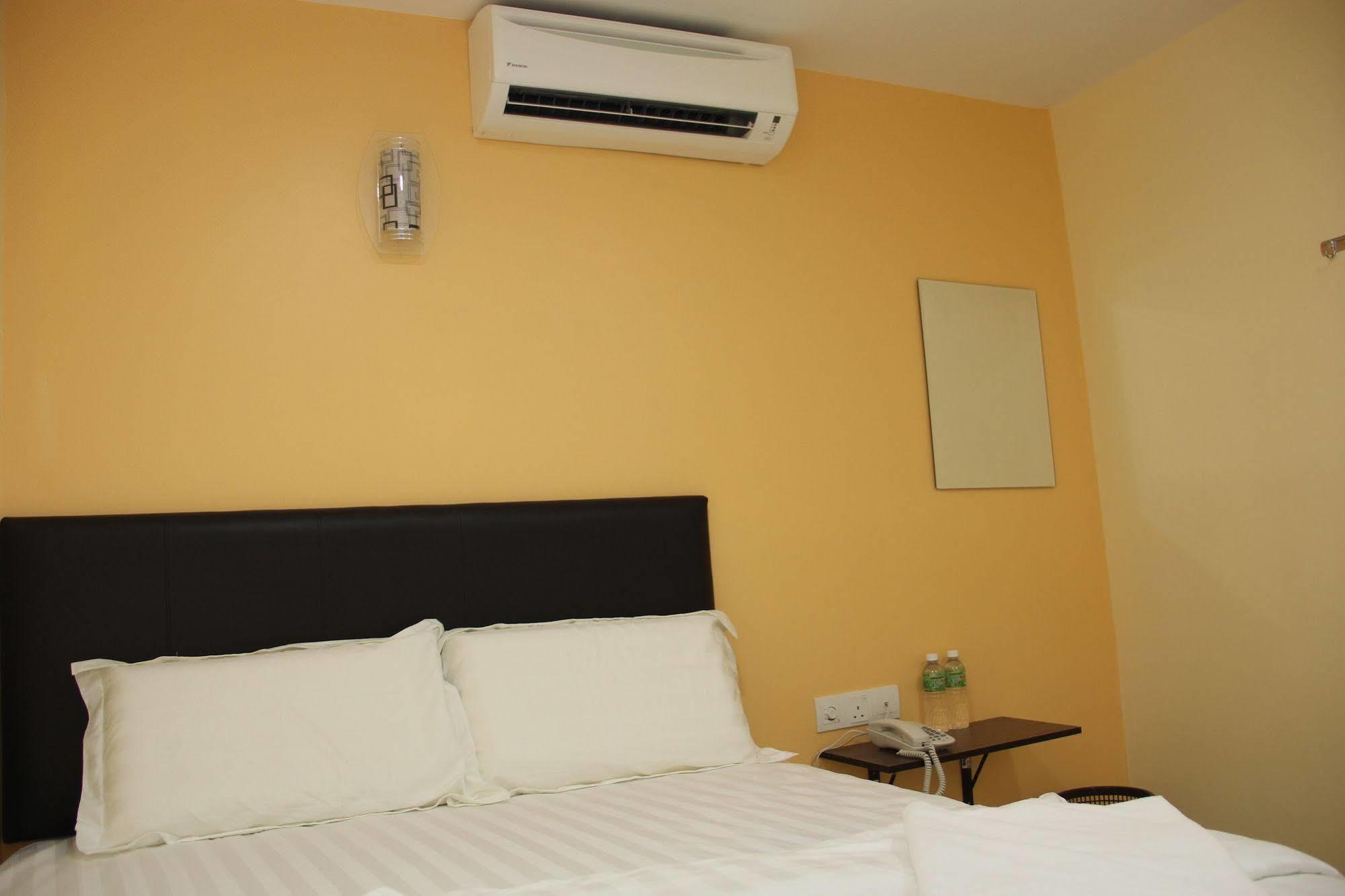 Oyo 89665 Royale City Hotel Szepang Kültér fotó