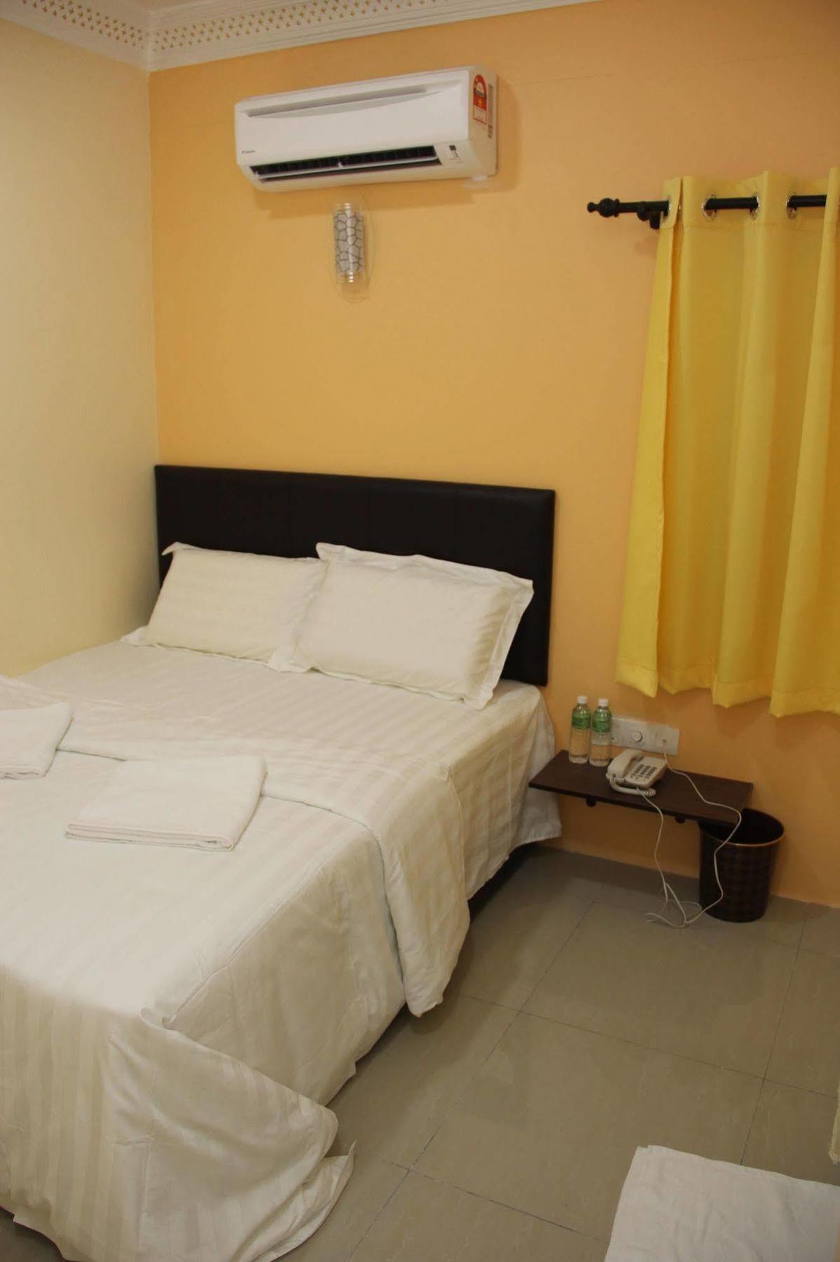 Oyo 89665 Royale City Hotel Szepang Kültér fotó
