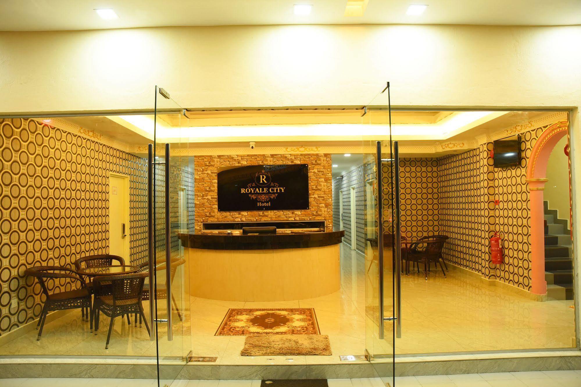 Oyo 89665 Royale City Hotel Szepang Kültér fotó