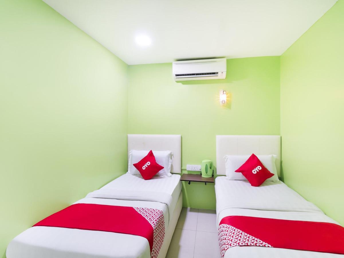 Oyo 89665 Royale City Hotel Szepang Kültér fotó