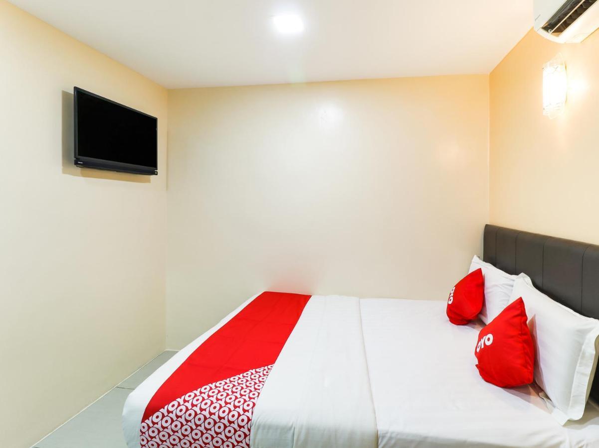 Oyo 89665 Royale City Hotel Szepang Kültér fotó