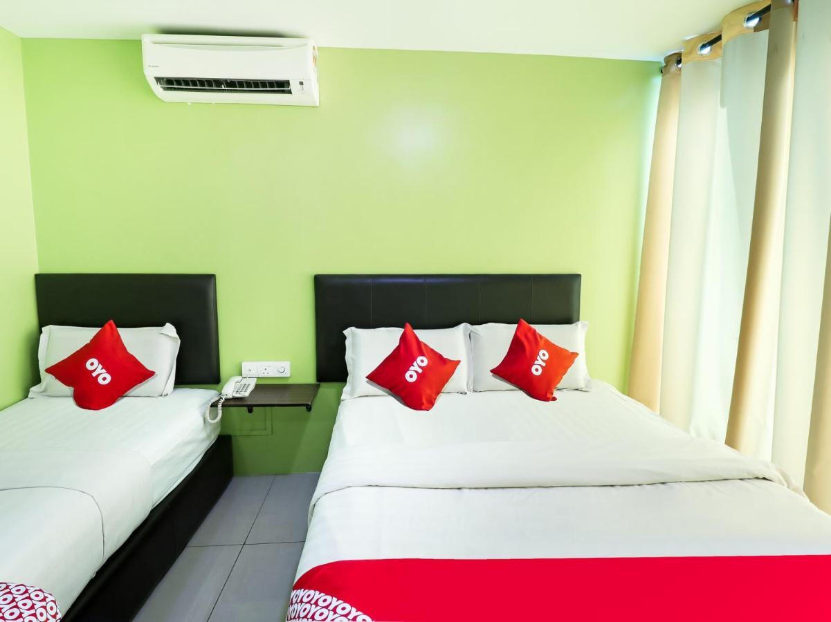 Oyo 89665 Royale City Hotel Szepang Kültér fotó