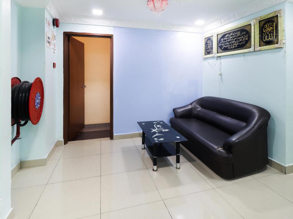 Oyo 89665 Royale City Hotel Szepang Kültér fotó