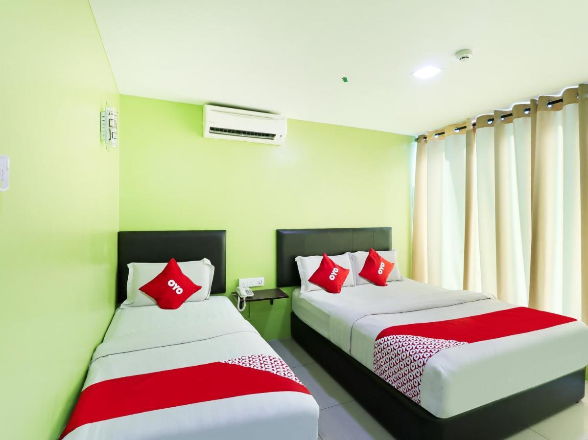 Oyo 89665 Royale City Hotel Szepang Kültér fotó